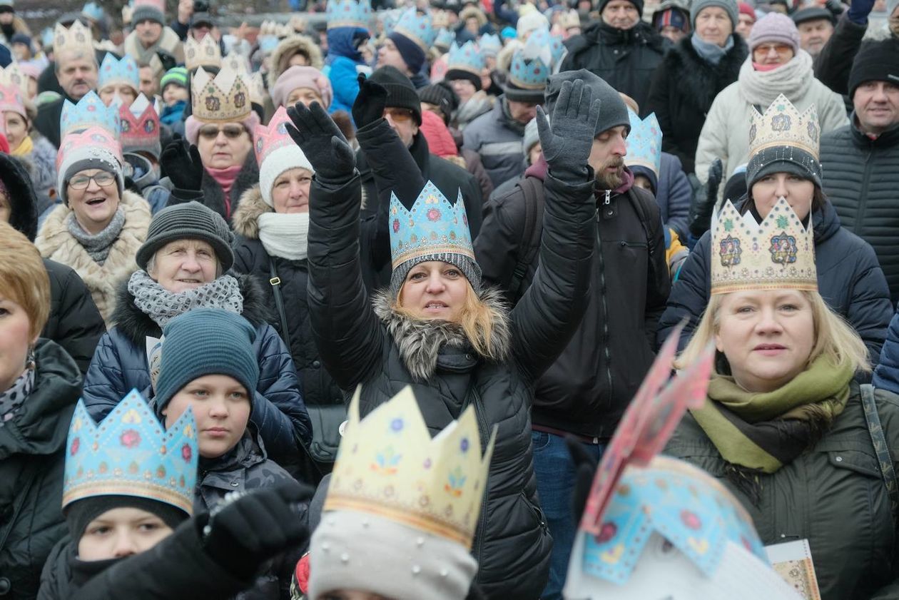  Tradycyjny Orszak Trzech Króli wyruszył dzisiaj w południe z placu Zamkowego w Lublinie (zdjęcie 1) - Autor: Maciej Kaczanowski