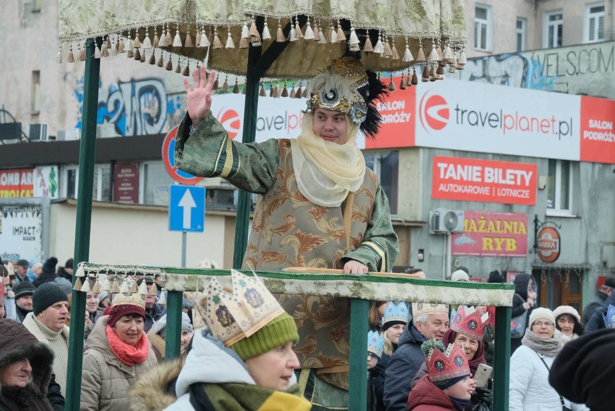  Tradycyjny Orszak Trzech Króli wyruszył dzisiaj w południe z placu Zamkowego w Lublinie (zdjęcie 1) - Autor: Maciej Kaczanowski