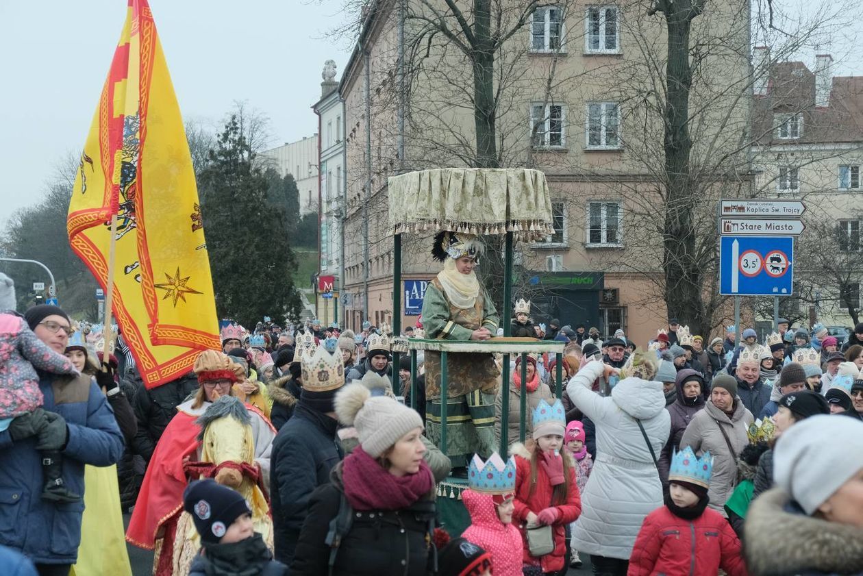  Tradycyjny Orszak Trzech Króli wyruszył dzisiaj w południe z placu Zamkowego w Lublinie (zdjęcie 1) - Autor: Maciej Kaczanowski