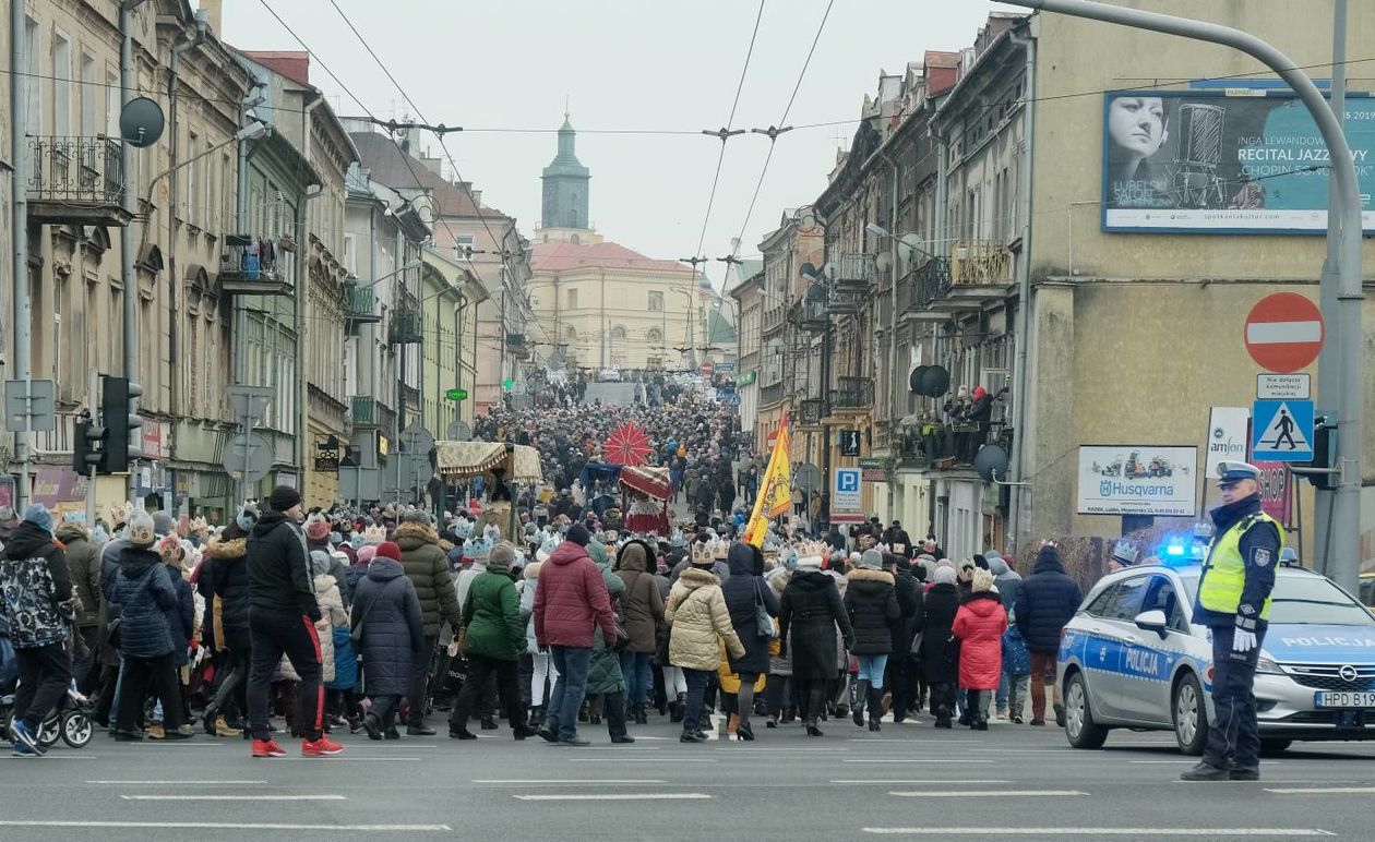  Tradycyjny Orszak Trzech Króli wyruszył dzisiaj w południe z placu Zamkowego w Lublinie (zdjęcie 1) - Autor: Maciej Kaczanowski