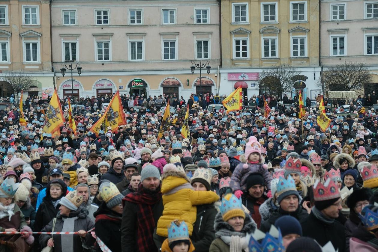  Tradycyjny Orszak Trzech Króli wyruszył dzisiaj w południe z placu Zamkowego w Lublinie (zdjęcie 1) - Autor: Maciej Kaczanowski