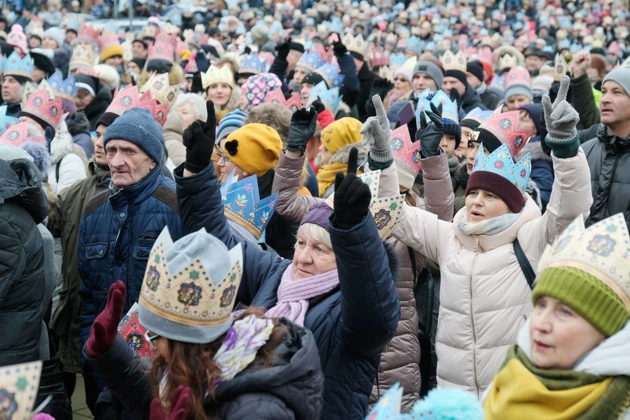  Tradycyjny Orszak Trzech Króli wyruszył dzisiaj w południe z placu Zamkowego w Lublinie (zdjęcie 1) - Autor: Maciej Kaczanowski