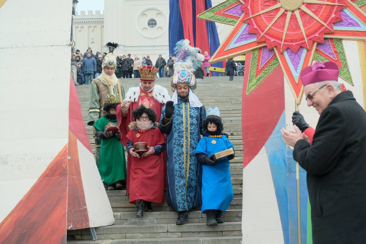  Tradycyjny Orszak Trzech Króli wyruszył dzisiaj w południe z placu Zamkowego w Lublinie (zdjęcie 1) - Autor: Maciej Kaczanowski