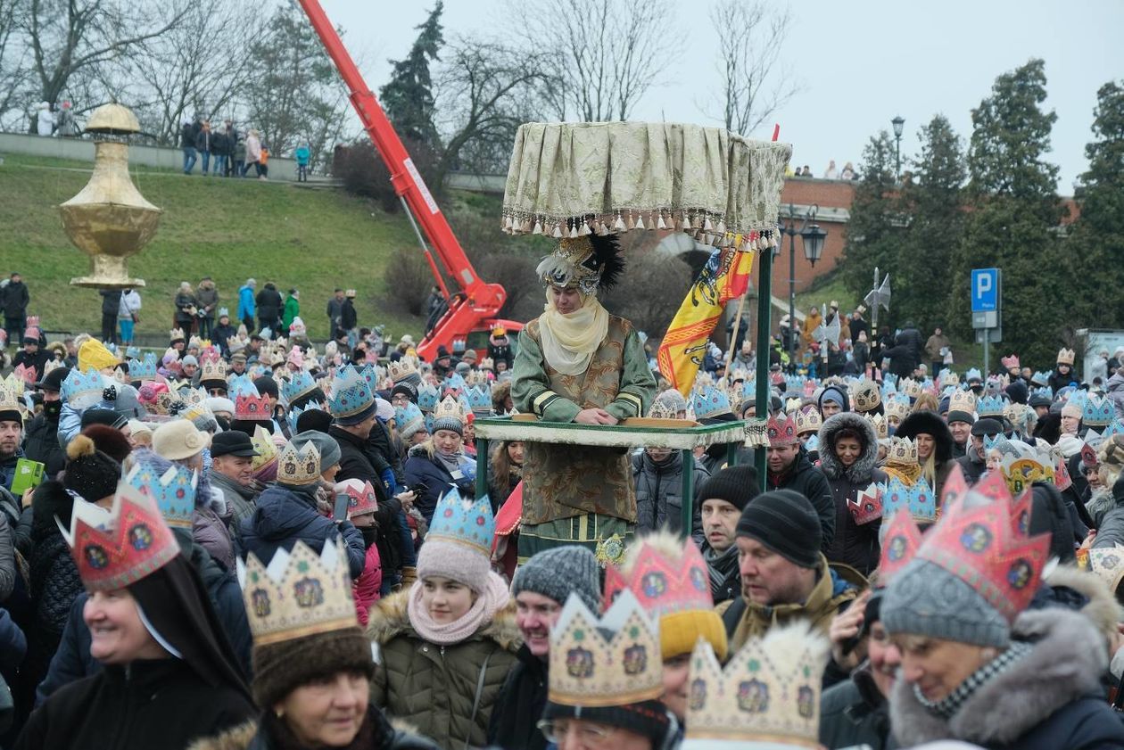  Tradycyjny Orszak Trzech Króli wyruszył dzisiaj w południe z placu Zamkowego w Lublinie (zdjęcie 1) - Autor: Maciej Kaczanowski