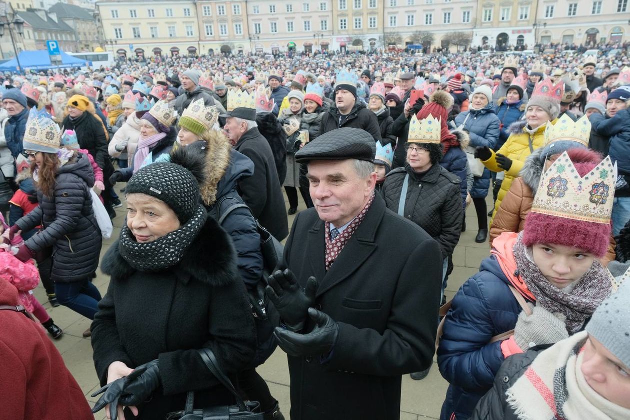  Tradycyjny Orszak Trzech Króli wyruszył dzisiaj w południe z placu Zamkowego w Lublinie (zdjęcie 1) - Autor: Maciej Kaczanowski