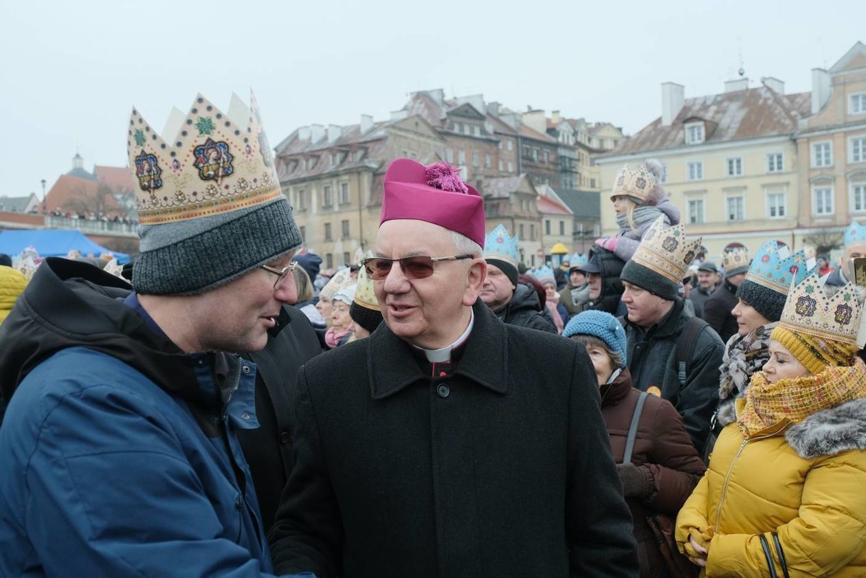  Tradycyjny Orszak Trzech Króli wyruszył dzisiaj w południe z placu Zamkowego w Lublinie (zdjęcie 1) - Autor: Maciej Kaczanowski