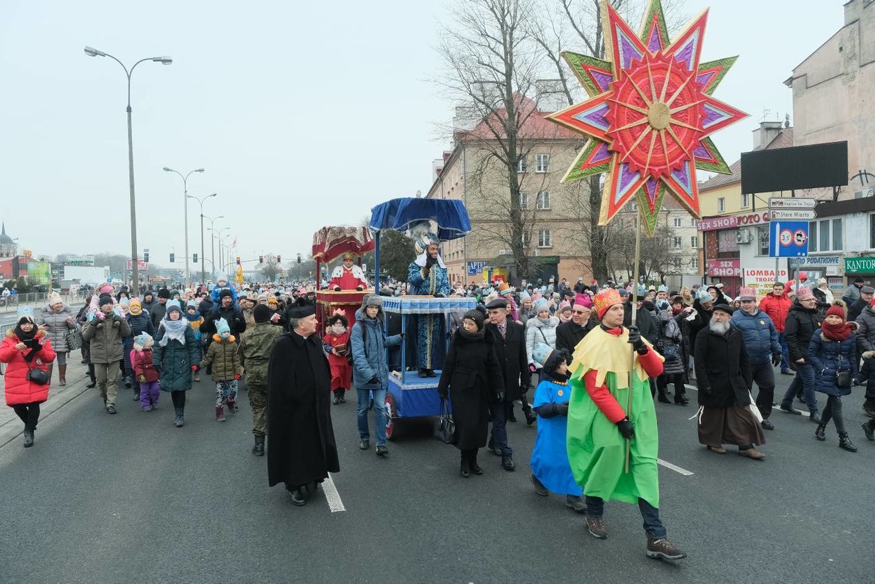  Tradycyjny Orszak Trzech Króli wyruszył dzisiaj w południe z placu Zamkowego w Lublinie (zdjęcie 1) - Autor: Maciej Kaczanowski