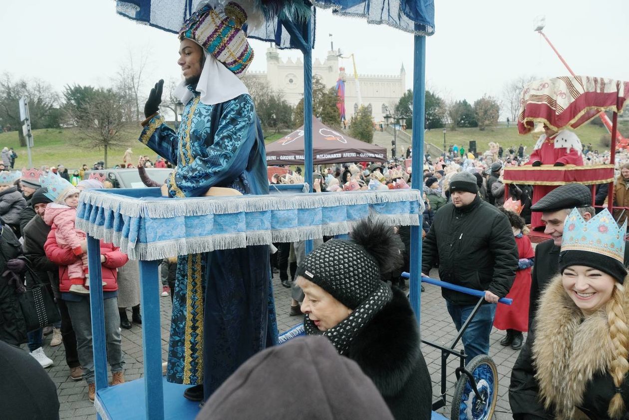  Tradycyjny Orszak Trzech Króli wyruszył dzisiaj w południe z placu Zamkowego w Lublinie (zdjęcie 1) - Autor: Maciej Kaczanowski