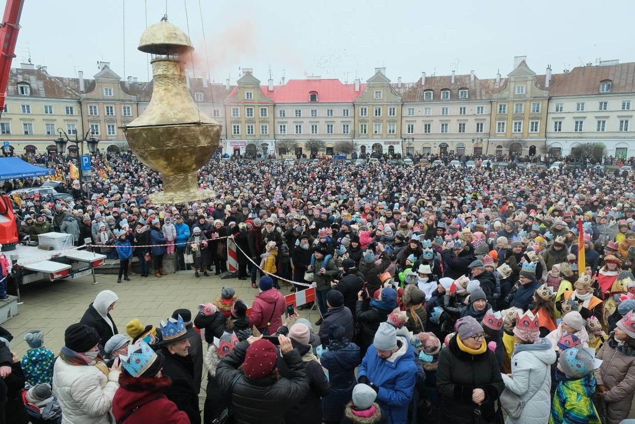  Tradycyjny Orszak Trzech Króli wyruszył dzisiaj w południe z placu Zamkowego w Lublinie (zdjęcie 1) - Autor: Maciej Kaczanowski