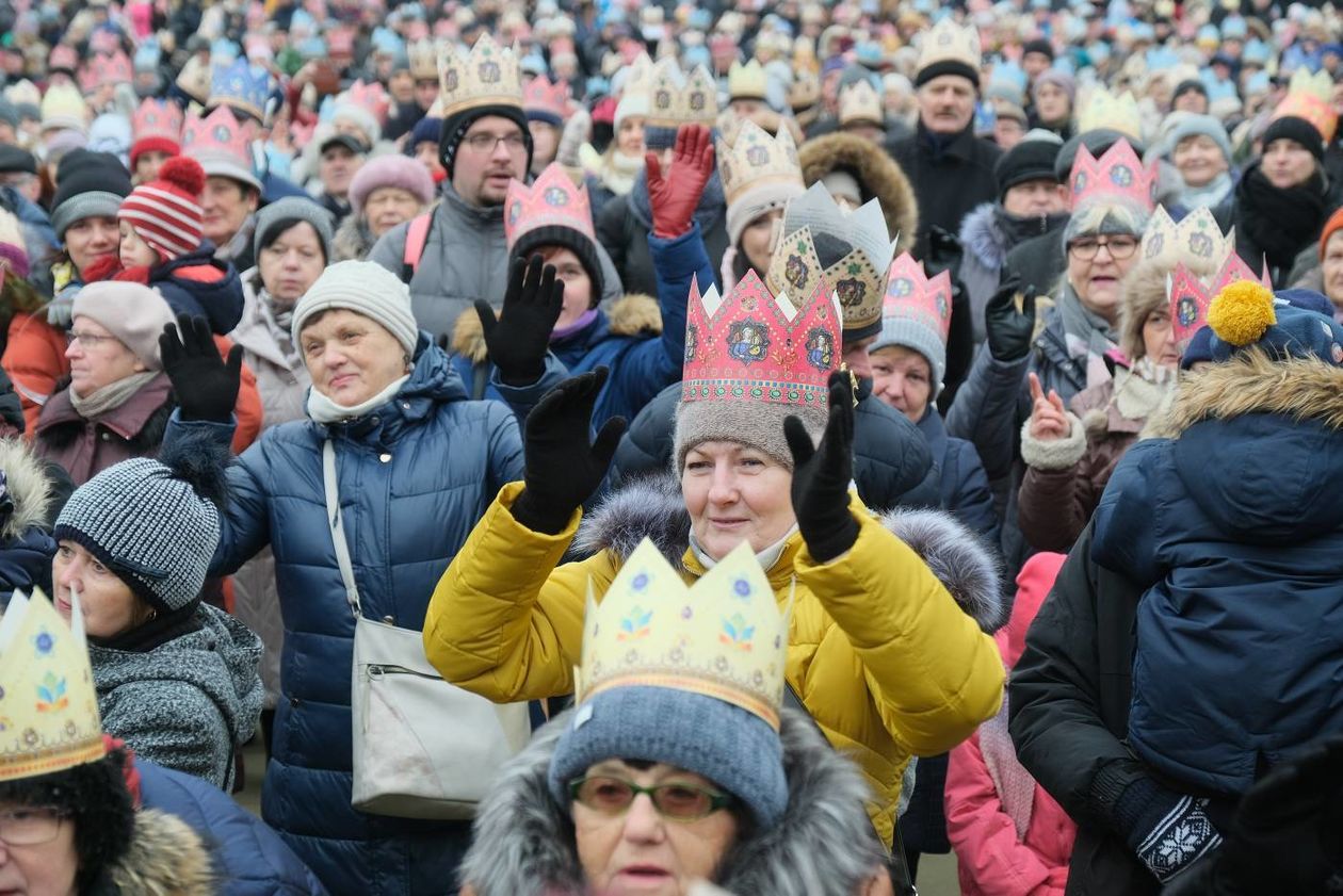  Tradycyjny Orszak Trzech Króli wyruszył dzisiaj w południe z placu Zamkowego w Lublinie (zdjęcie 1) - Autor: Maciej Kaczanowski