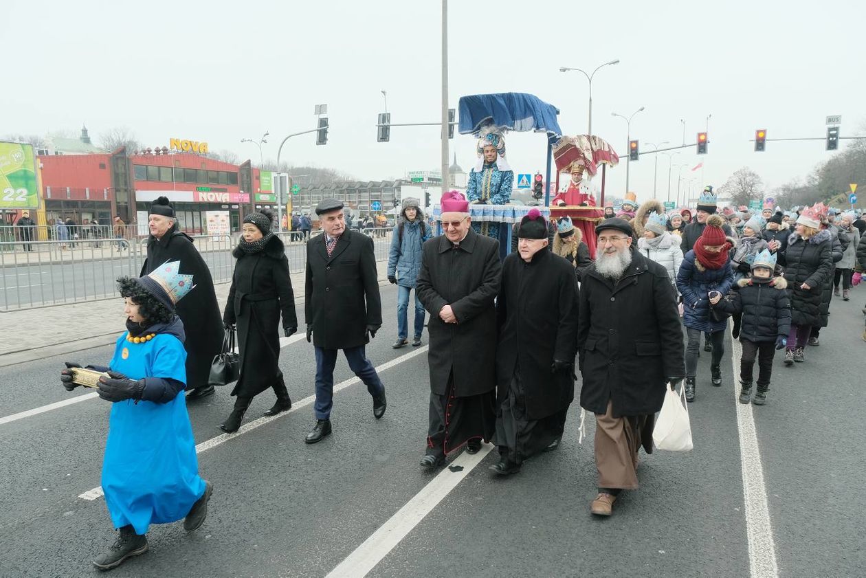  Tradycyjny Orszak Trzech Króli wyruszył dzisiaj w południe z placu Zamkowego w Lublinie (zdjęcie 1) - Autor: Maciej Kaczanowski