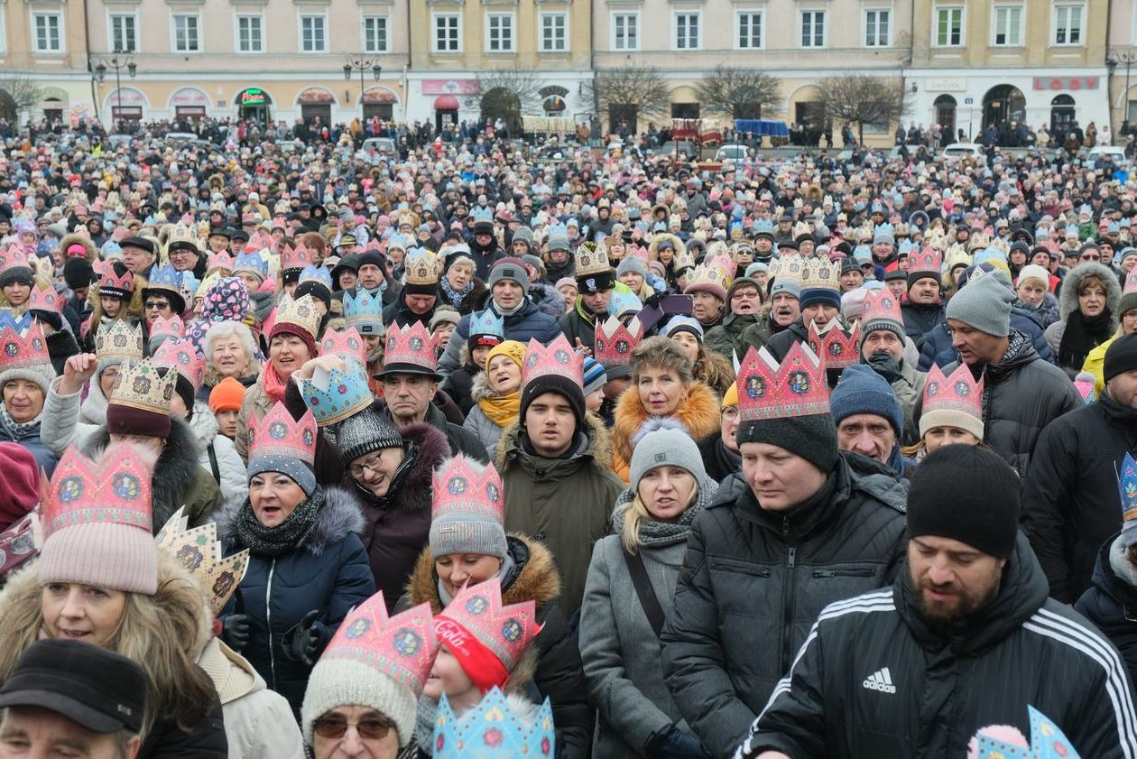  Tradycyjny Orszak Trzech Króli wyruszył dzisiaj w południe z placu Zamkowego w Lublinie (zdjęcie 1) - Autor: Maciej Kaczanowski