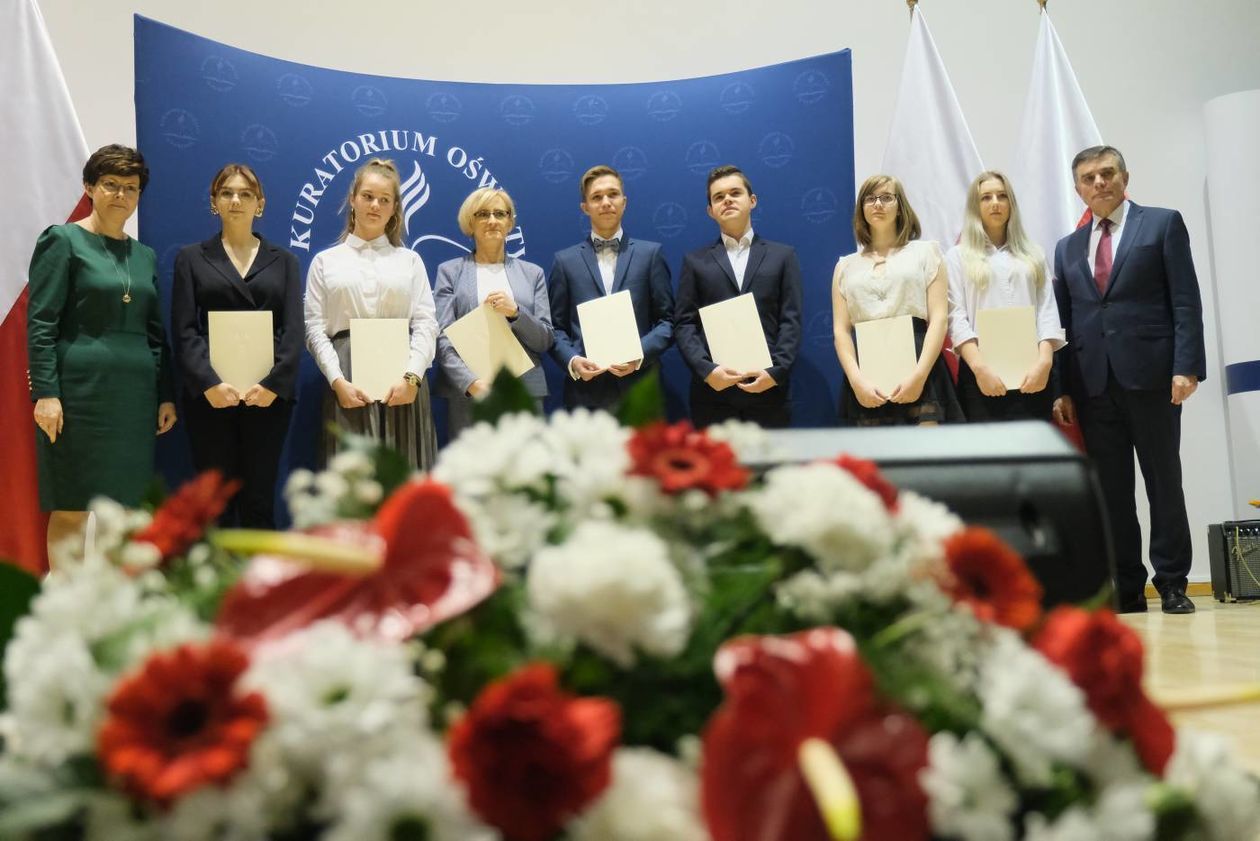  Wręczenie dyplomów stypendystom premiera na rok szkolny 2019/2020 (zdjęcie 1) - Autor: Maciej Kaczanowski