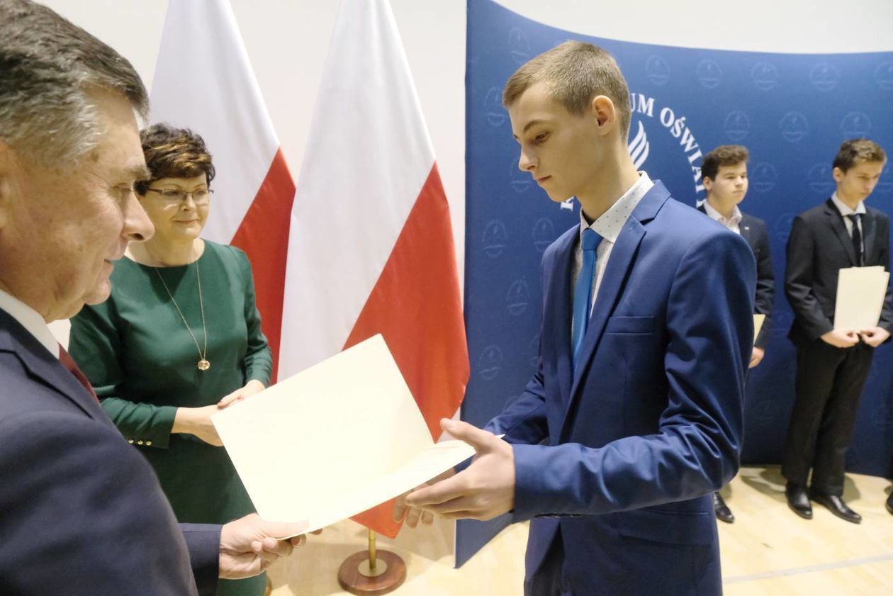  Wręczenie dyplomów stypendystom premiera na rok szkolny 2019/2020 (zdjęcie 1) - Autor: Maciej Kaczanowski