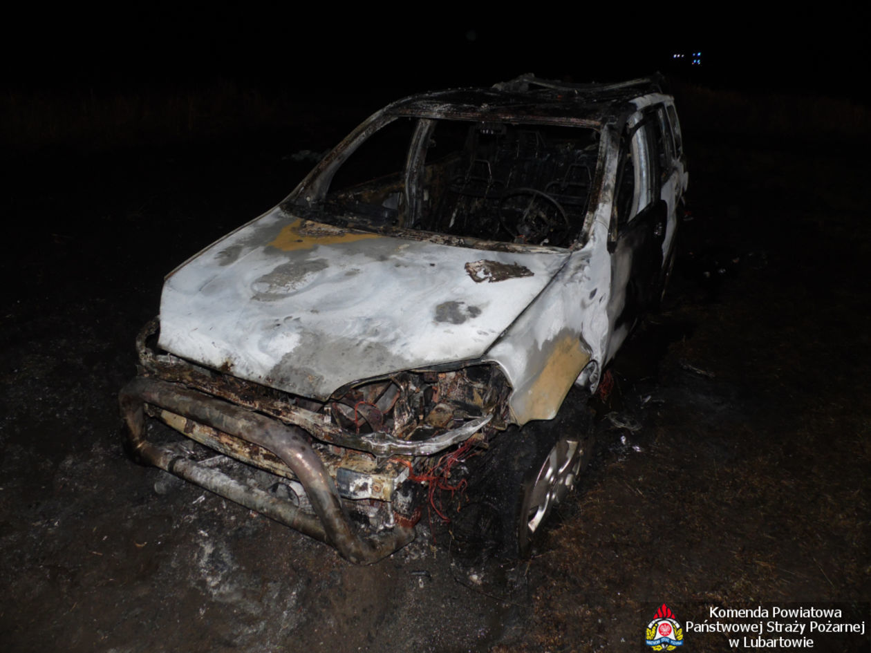  Jeziorzany: Samochód stanął w ogniu (zdjęcie 1) - Autor: KP PSP Lubartów