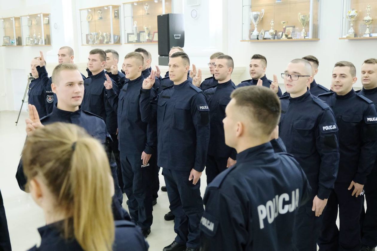  Przysięga nowych policjantów garnizonu lubelskiego (zdjęcie 1) - Autor: Maciej Kaczanowski