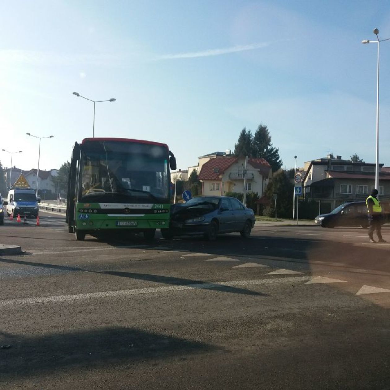  Autobus MPK zderzył się z samochodem na ul. Węglarza (zdjęcie 1) - Autor: Alarm 24