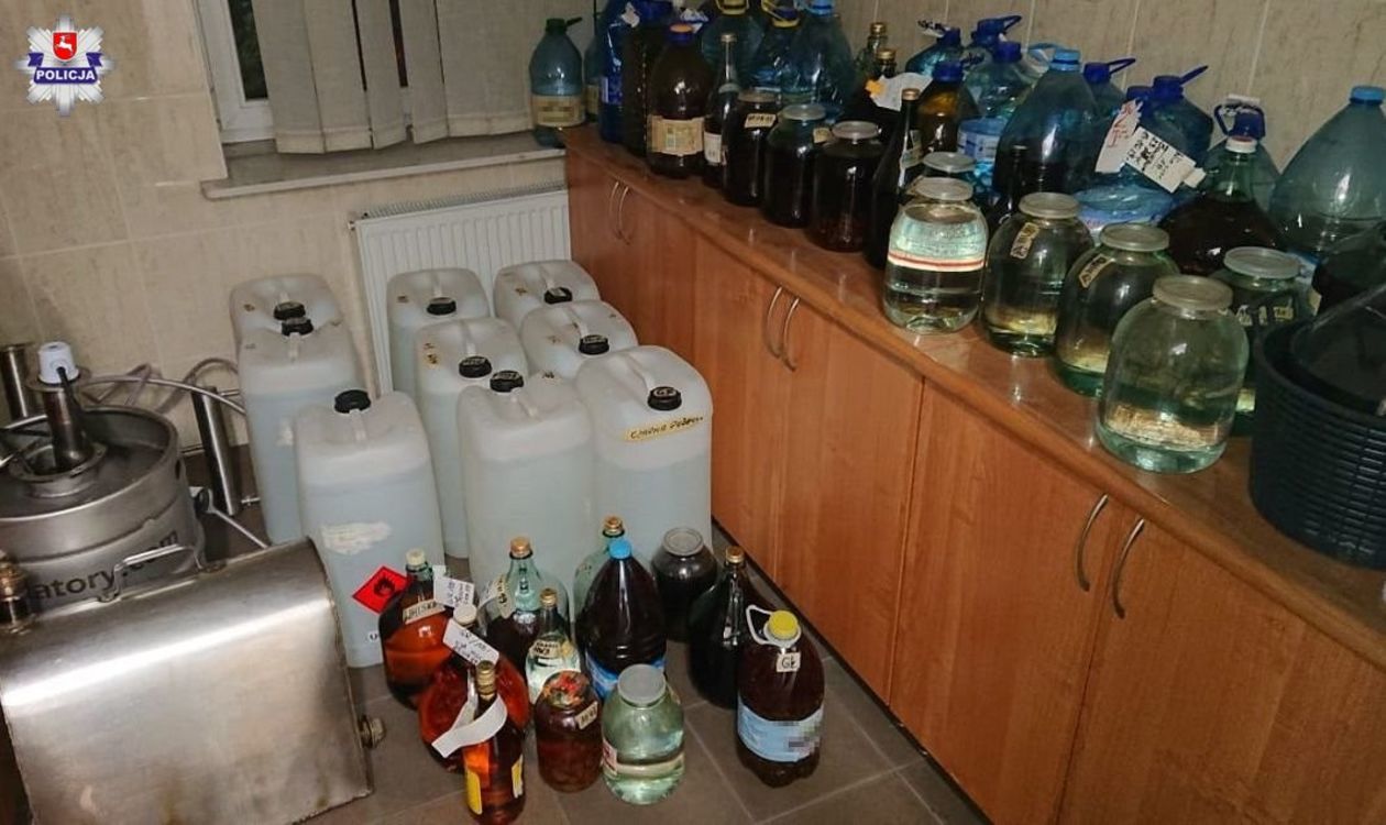  Policja zabezpieczyła 1000 litrów nielegalnego alkoholu  - Autor: Policja