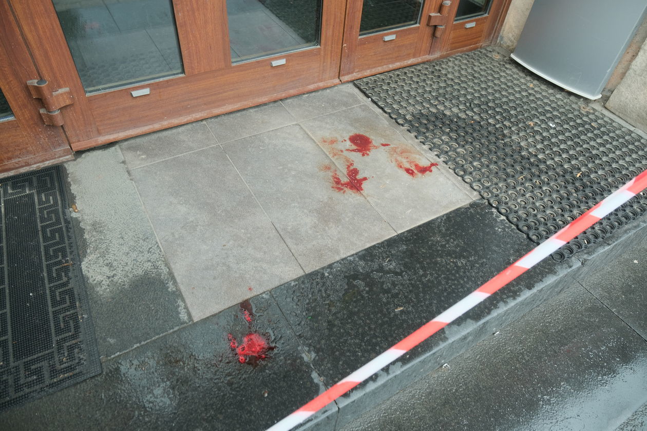  Krew przed bankami w centrum Lublina (zdjęcie 1) - Autor: Maciej Kaczanowski