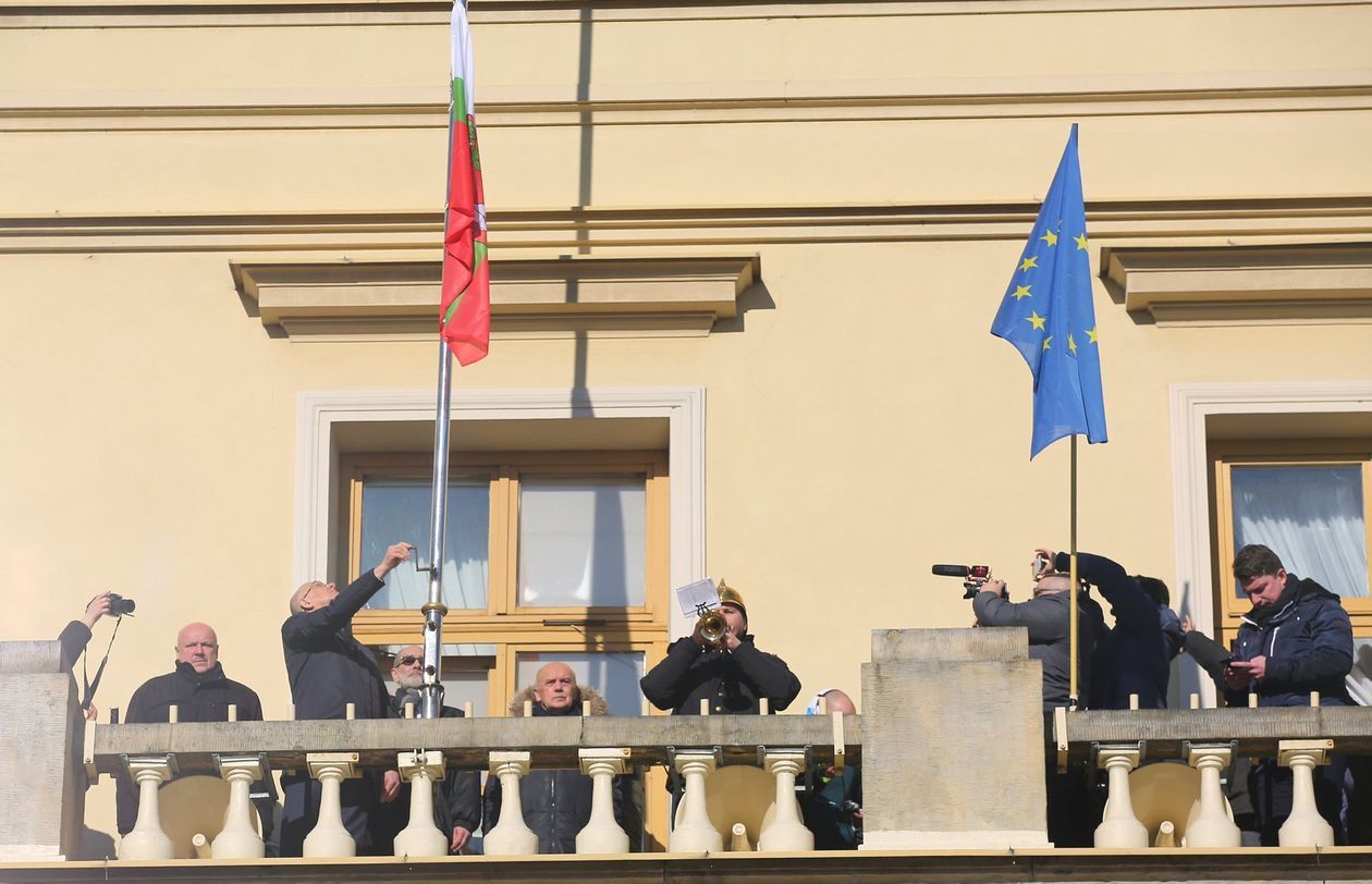  Romuald Lipko nie żyje. Flaga Miasta Lublin opuszczona do połowy masztu  (zdjęcie 1) - Autor: Piotr Michalski