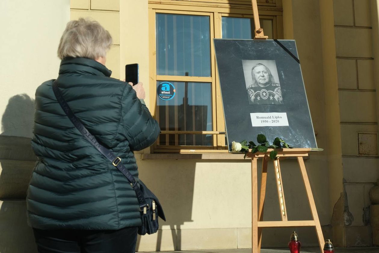  Romuald Lipko nie żyje. Flaga Miasta Lublin opuszczona do połowy masztu  (zdjęcie 1) - Autor: Maciej Kaczanowski