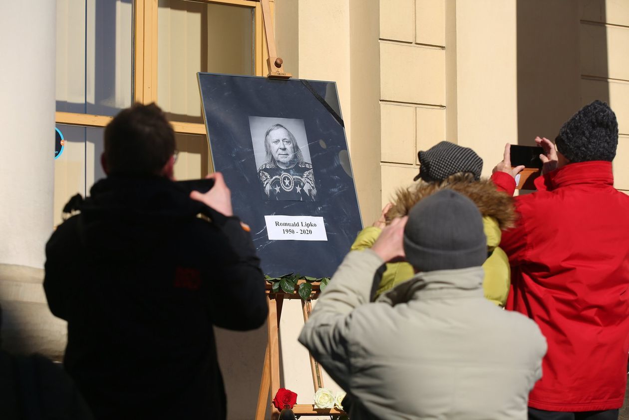  Romuald Lipko nie żyje. Flaga Miasta Lublin opuszczona do połowy masztu  (zdjęcie 1) - Autor: Piotr Michalski