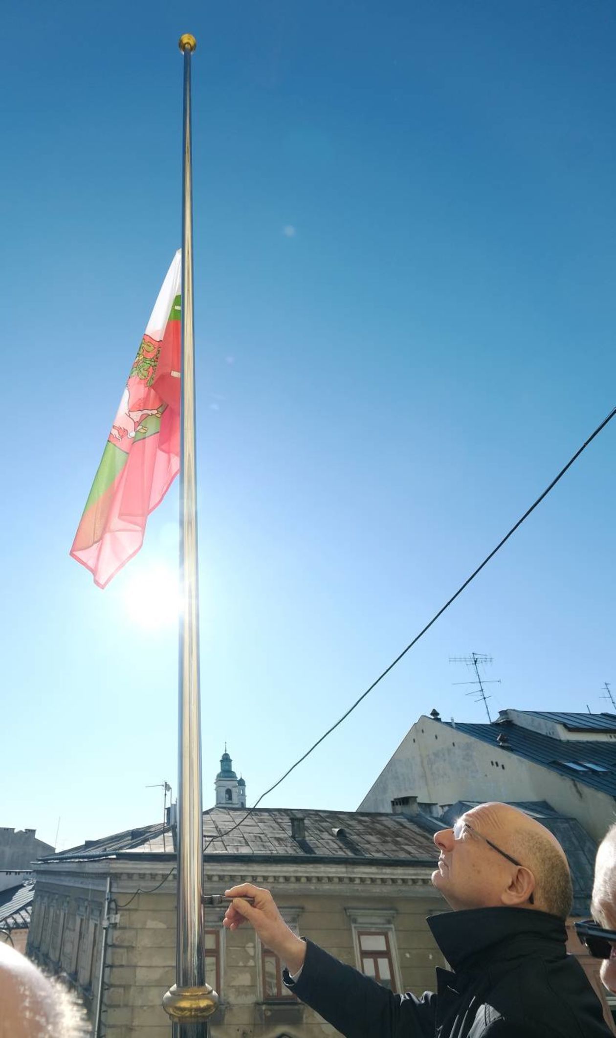  Romuald Lipko nie żyje. Flaga Miasta Lublin opuszczona do połowy masztu  (zdjęcie 1) - Autor: Maciej Kaczanowski