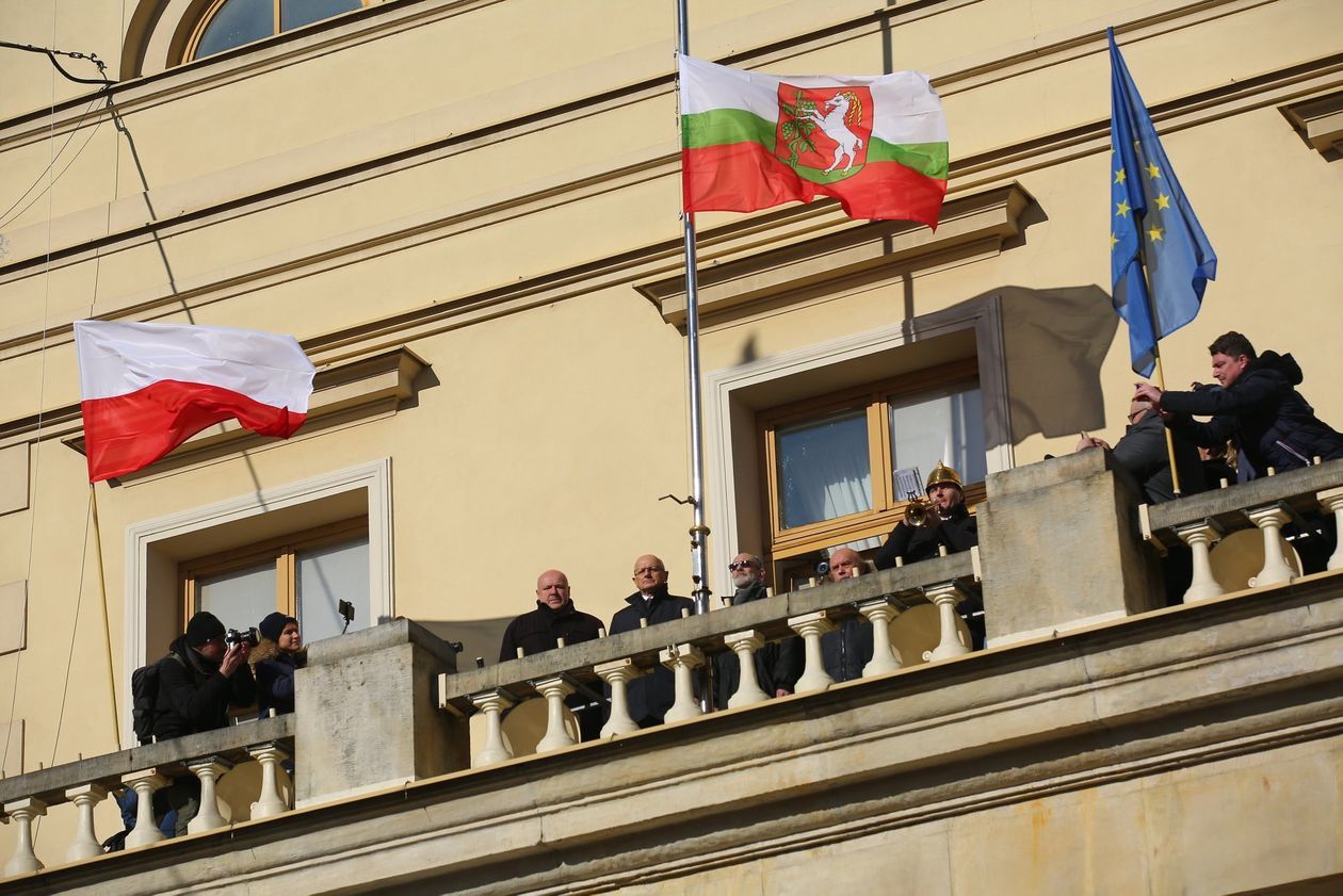  Romuald Lipko nie żyje. Flaga Miasta Lublin opuszczona do połowy masztu  (zdjęcie 1) - Autor: Piotr Michalski