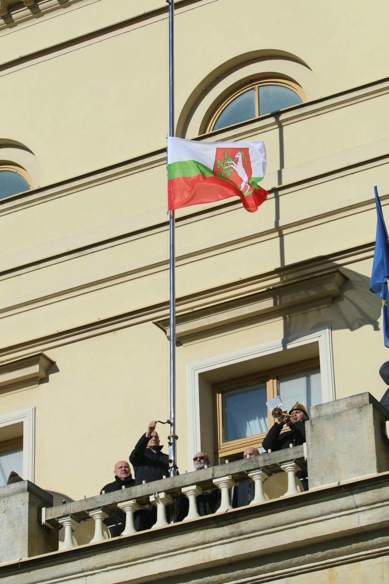  Romuald Lipko nie żyje. Flaga Miasta Lublin opuszczona do połowy masztu  (zdjęcie 1) - Autor: Maciej Kaczanowski