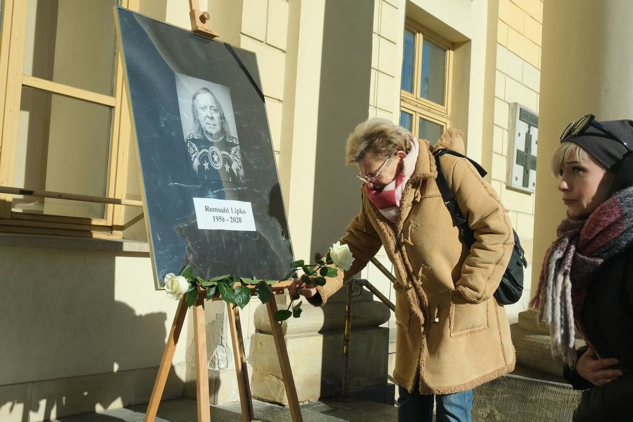  Romuald Lipko nie żyje. Flaga Miasta Lublin opuszczona do połowy masztu  (zdjęcie 1) - Autor: Maciej Kaczanowski