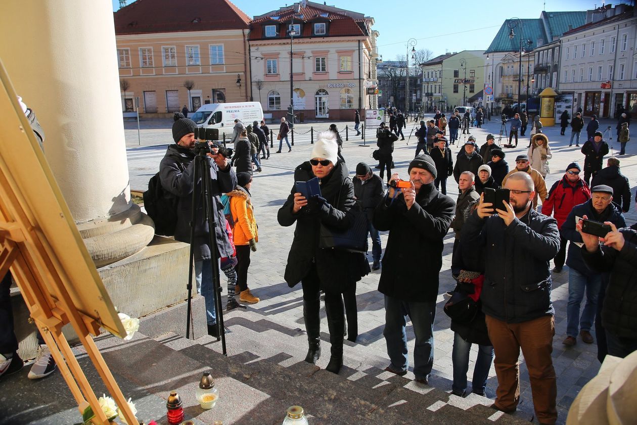  Romuald Lipko nie żyje. Flaga Miasta Lublin opuszczona do połowy masztu  (zdjęcie 1) - Autor: Piotr Michalski