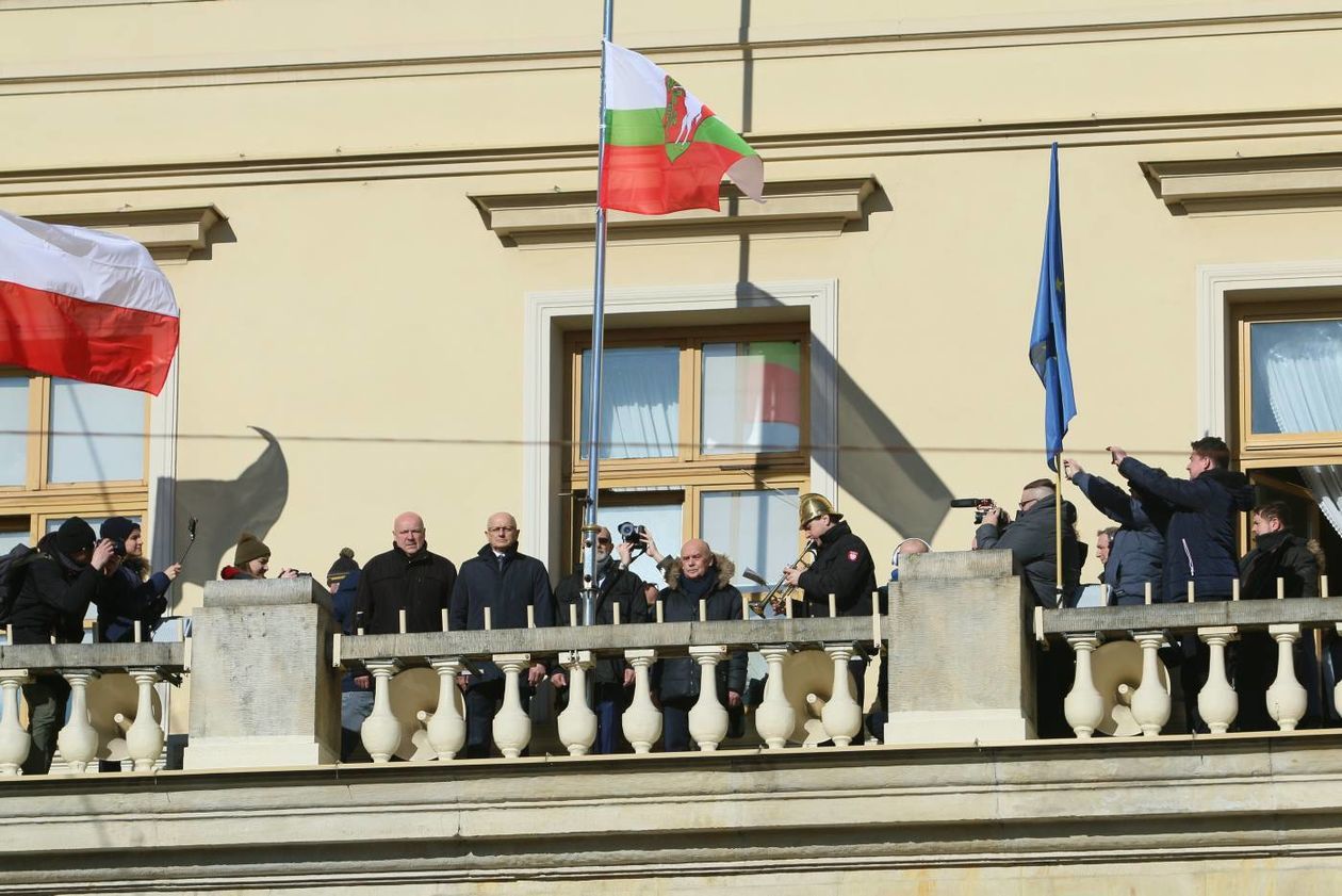  Romuald Lipko nie żyje. Flaga Miasta Lublin opuszczona do połowy masztu  (zdjęcie 1) - Autor: Maciej Kaczanowski