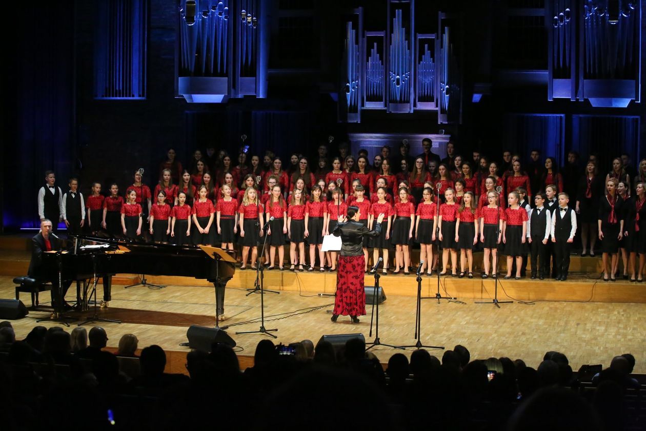  Spełniając marzenia - koncert Piotra Selima i Chórów Akademos (zdjęcie 1) - Autor: Piotr Michalski