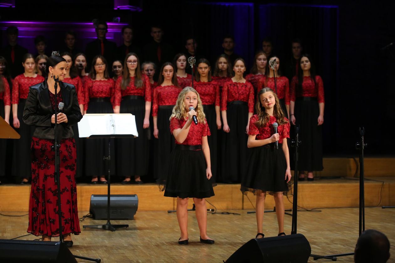  Spełniając marzenia - koncert Piotra Selima i Chórów Akademos (zdjęcie 1) - Autor: Piotr Michalski