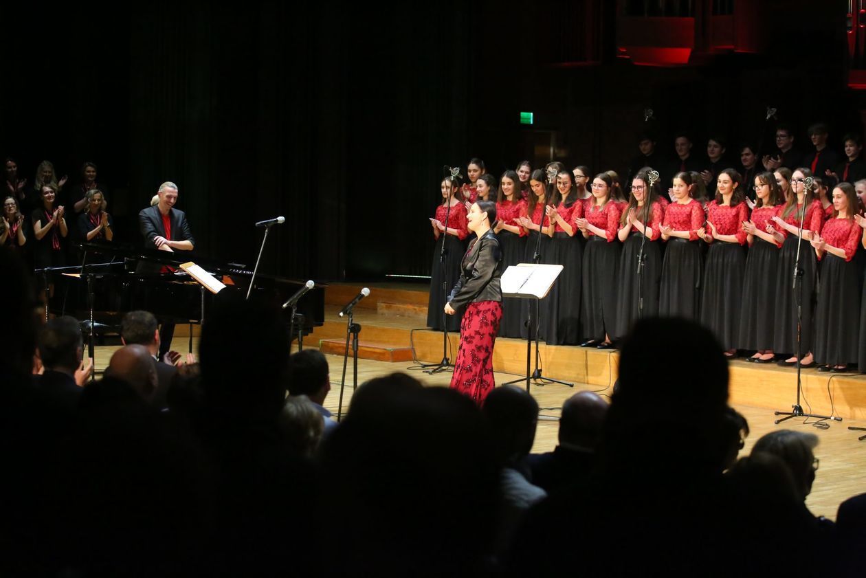  Spełniając marzenia - koncert Piotra Selima i Chórów Akademos (zdjęcie 1) - Autor: Piotr Michalski