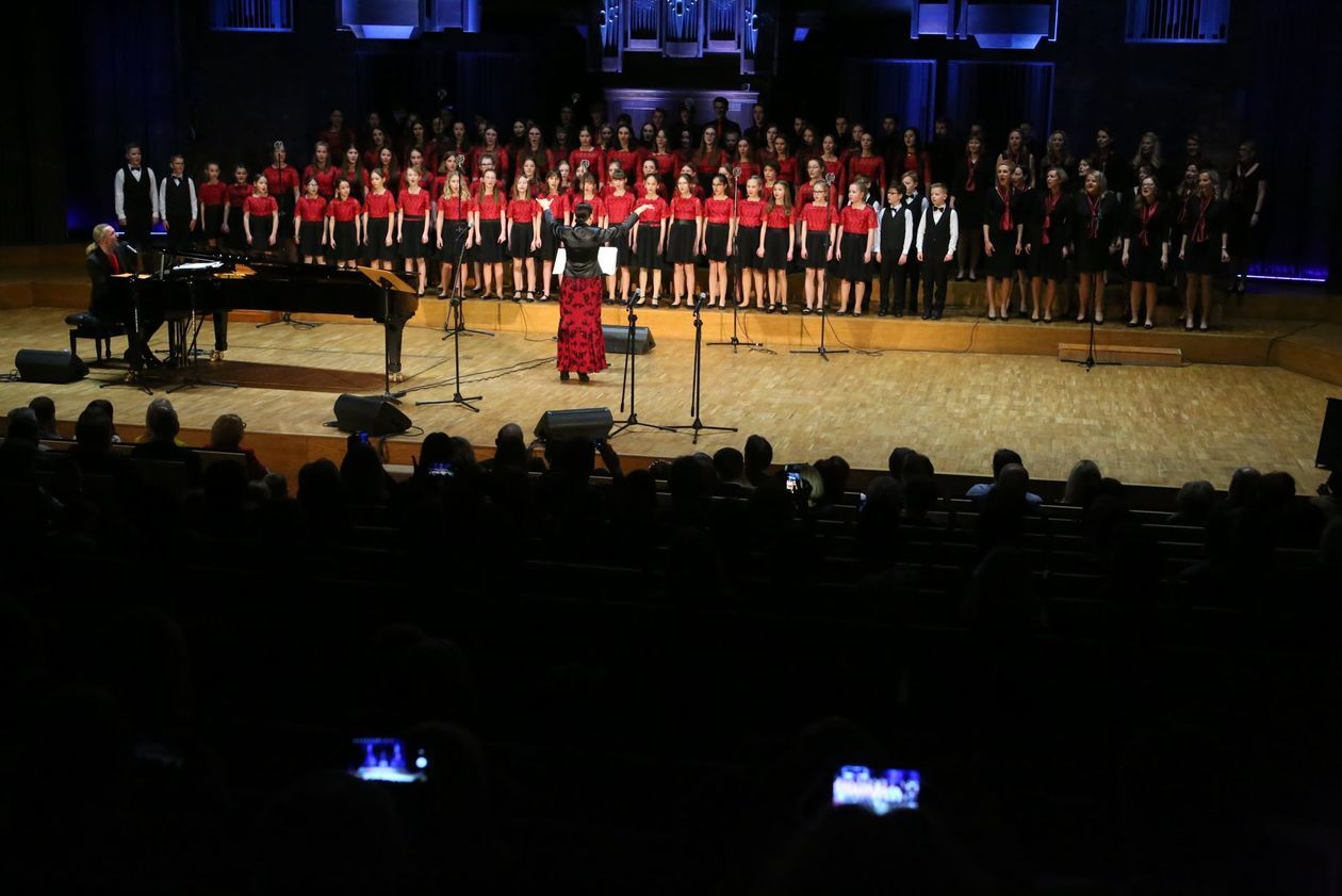  Spełniając marzenia - koncert Piotra Selima i Chórów Akademos (zdjęcie 1) - Autor: Piotr Michalski