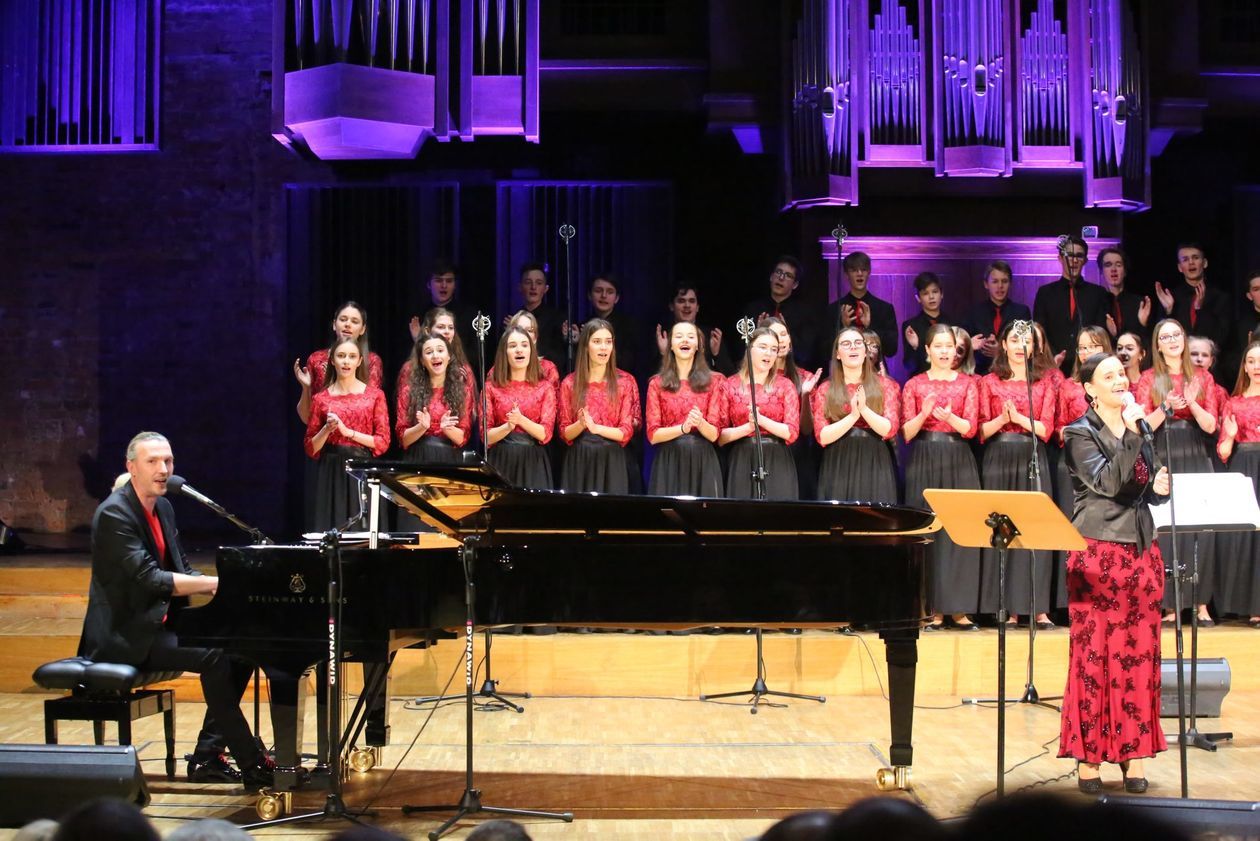  Spełniając marzenia - koncert Piotra Selima i Chórów Akademos (zdjęcie 1) - Autor: Piotr Michalski