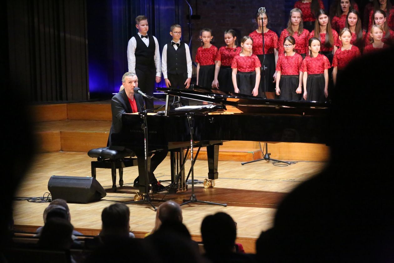  Spełniając marzenia - koncert Piotra Selima i Chórów Akademos (zdjęcie 1) - Autor: Piotr Michalski