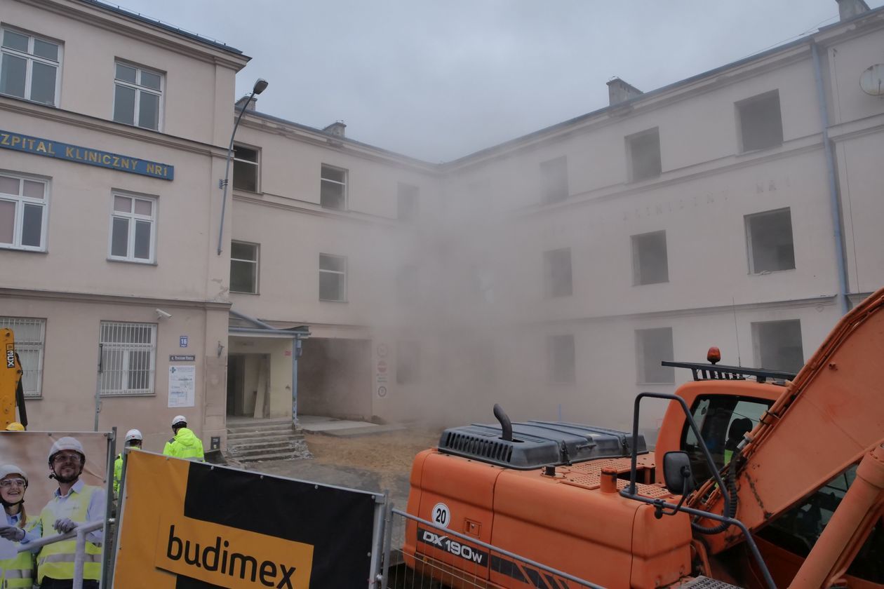  Wyburzanie budynków szpitala przy ulicy Staszica w Lublinie (zdjęcie 1) - Autor: Paweł Buczkowski