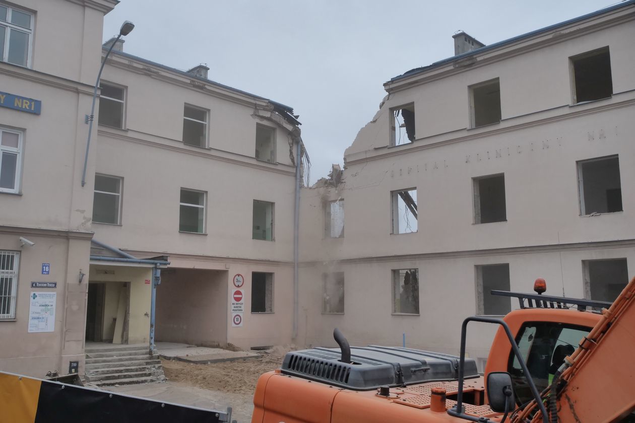  Wyburzanie budynków szpitala przy ulicy Staszica w Lublinie (zdjęcie 1) - Autor: Paweł Buczkowski