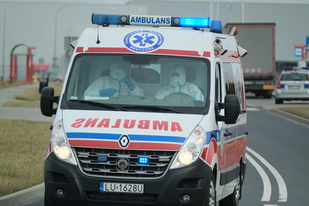  Kierowca ciężarówki z objawami koronawirusa. Karetka zabrała go do szpitala (zdjęcie 1) - Autor: Maciej Kaczanowski