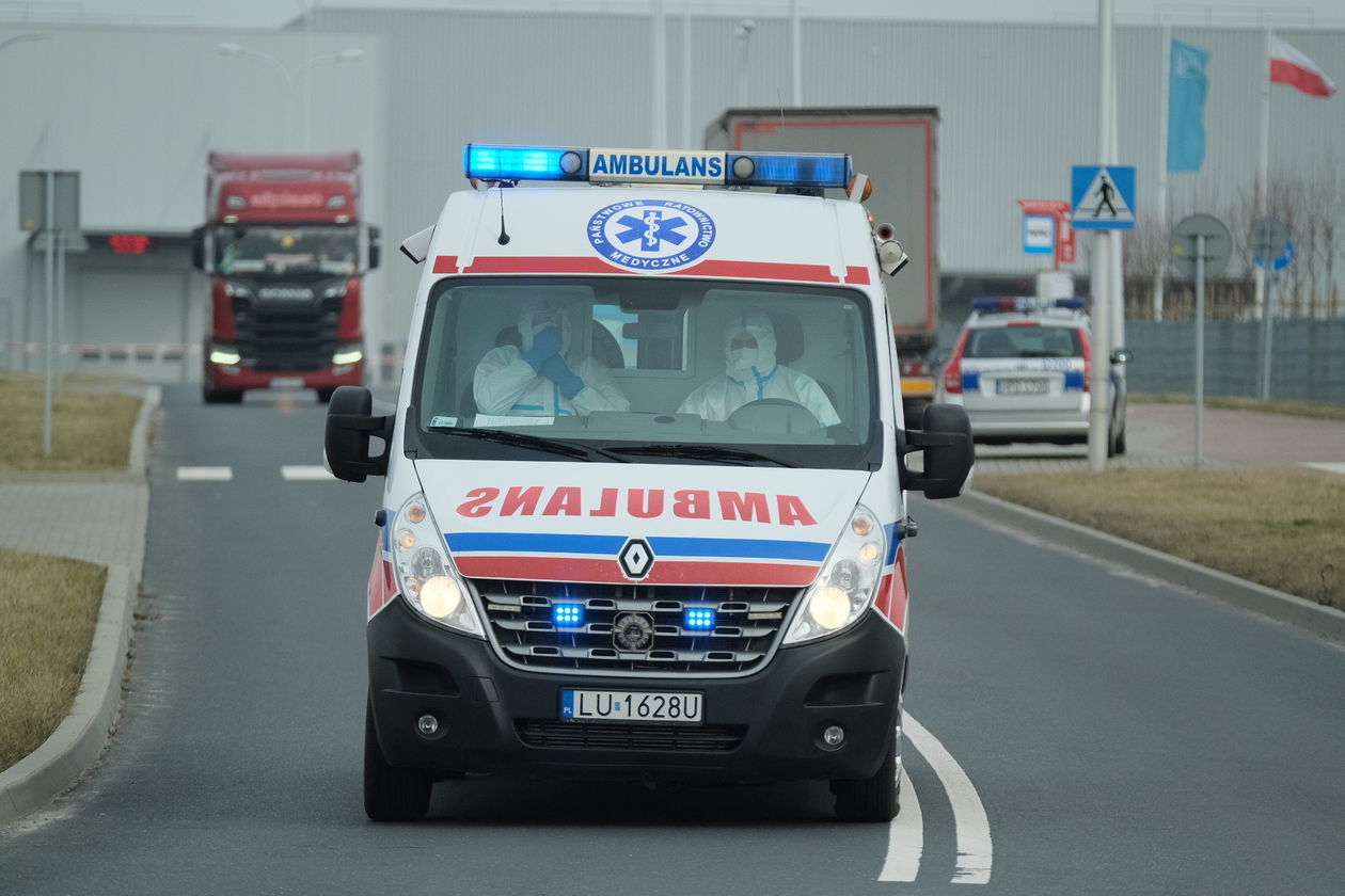  Kierowca ciężarówki z objawami koronawirusa. Karetka zabrała go do szpitala (zdjęcie 1) - Autor: Maciej Kaczanowski
