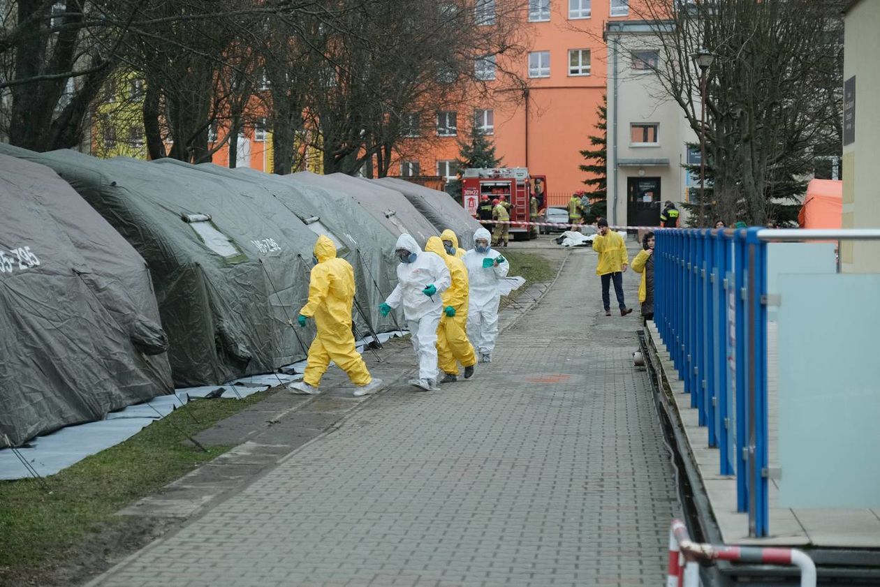  Koronawirus w Polsce. Ćwiczenia na terenie szpitala Jana Bożego w Lublinie (zdjęcie 1) - Autor: Maciej Kaczanowski