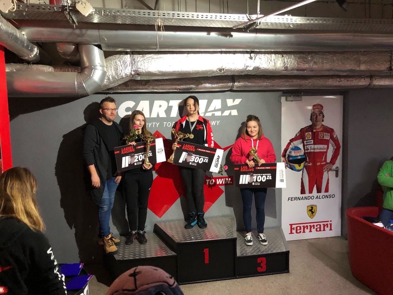  W Dniu Kobiet kryty tor kartingowy Cartmax zorganizował wyścigi dla pań Ladies Racing  (zdjęcie 1) - Autor: Cartmax