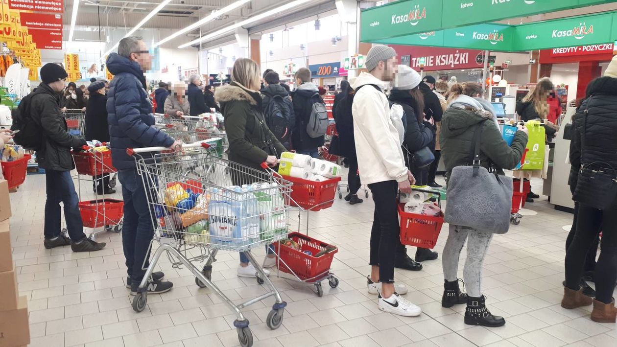  Tłumy w sklepach i aptekach w Lublinie (zdjęcie 1) - Autor: Maciej Kaczanowski