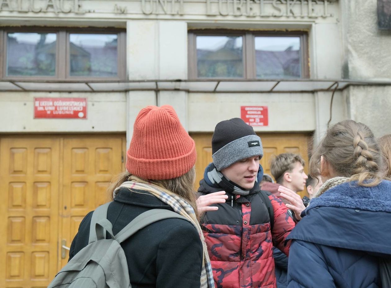  Odwołane lekcje w lubelskich szkołach. Uczniowie Unii i Staszica opuszczają budynki szkół (zdjęcie 1) - Autor: Maciej Kaczanowski