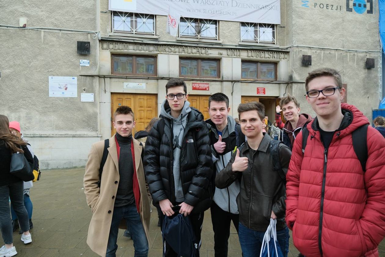  Odwołane lekcje w lubelskich szkołach. Uczniowie Unii i Staszica opuszczają budynki szkół (zdjęcie 1) - Autor: Maciej Kaczanowski