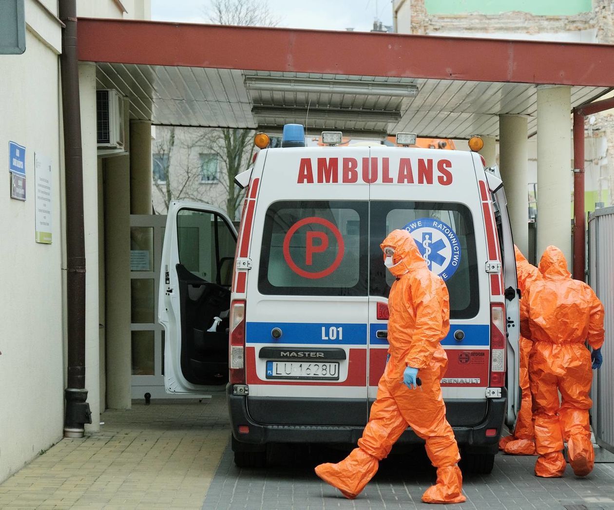  Pacjenci zakażeni koronawirusem z Bełżyc są już w SPSK 1 w Lublinie (zdjęcie 1) - Autor: Maciej Kaczanowski