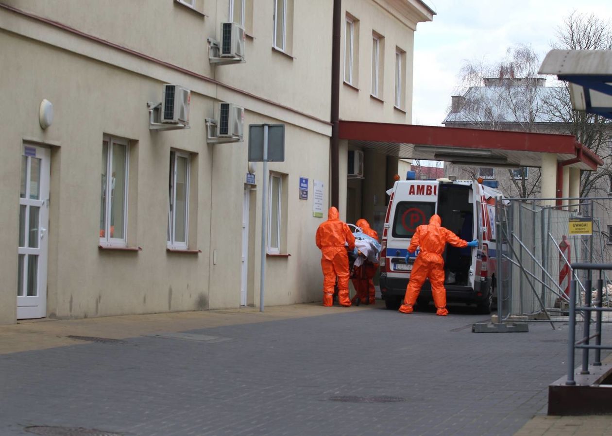  Pacjenci zakażeni koronawirusem z Bełżyc są już w SPSK 1 w Lublinie (zdjęcie 1) - Autor: Piotr Michalski