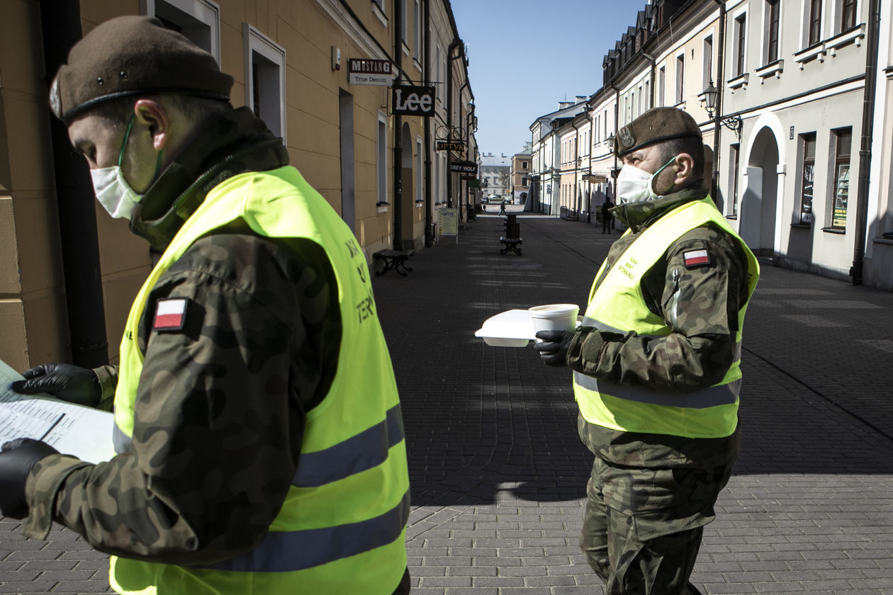  Żołnierze WOT pomagają seniorom w trakcie epidemii (zdjęcie 1) - Autor: Jacek Szydłowski